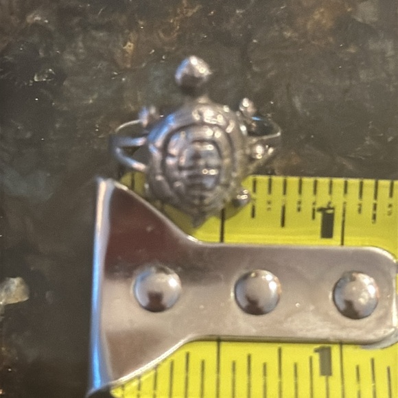 SHINY SILVER METAL TURTLE RING WITH OPENING SHELL | APPROXIMATELY SIZE 7.0 – 7.5 - Picture 3 of 4